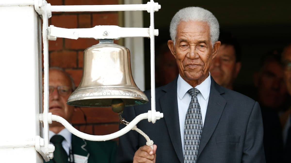 Sir Garfield Sobers, one of cricket's greatest all-rounders, dies at 89